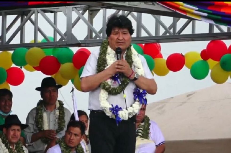 Evo Morales llega a Chimoré en helicóptero y pide “cuidar” al presidente Arce