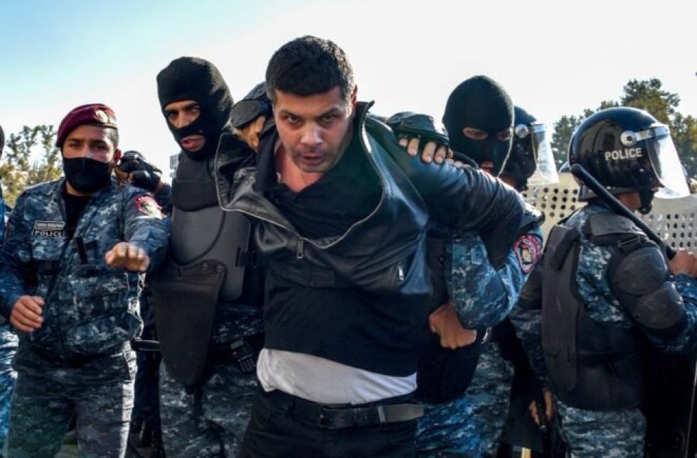 Detienen a diez opositores armenios tras unas protestas violentas en Armenia