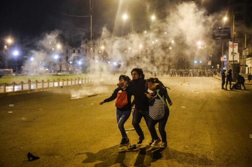 Hay dos heridos con armas de fuego en protestas en Perú