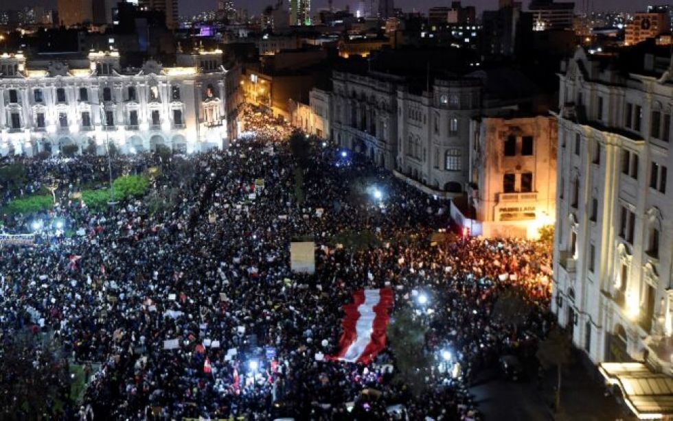 Miles de peruanos marchan contra el nuevo presidente Merino