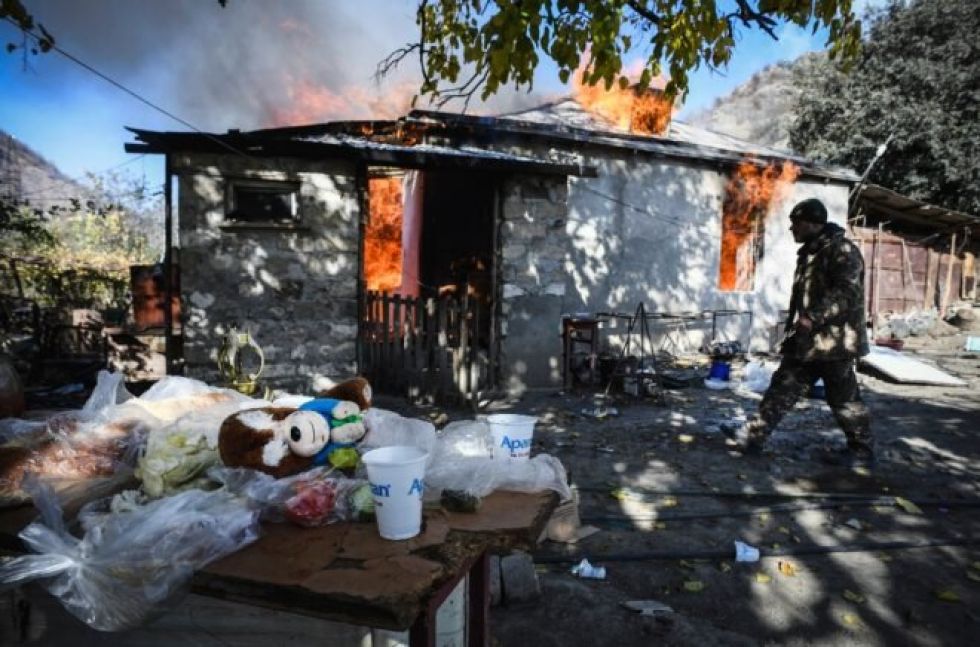 Los armenios queman sus casas en Nagorno Karabaj antes de la cesión a Azerbaiyán