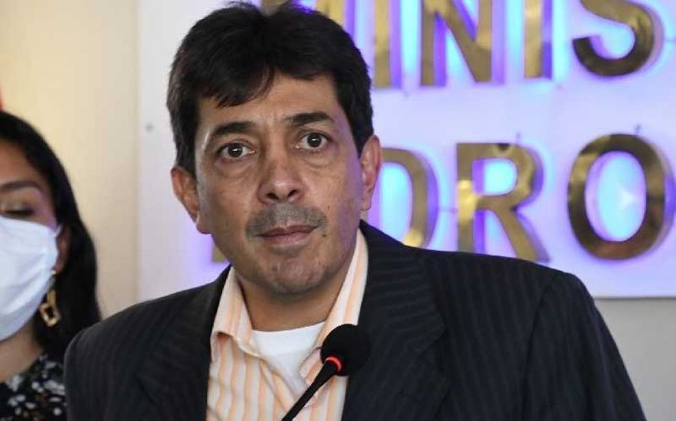 Activan alerta migratoria contra el exministro Víctor Hugo Zamora