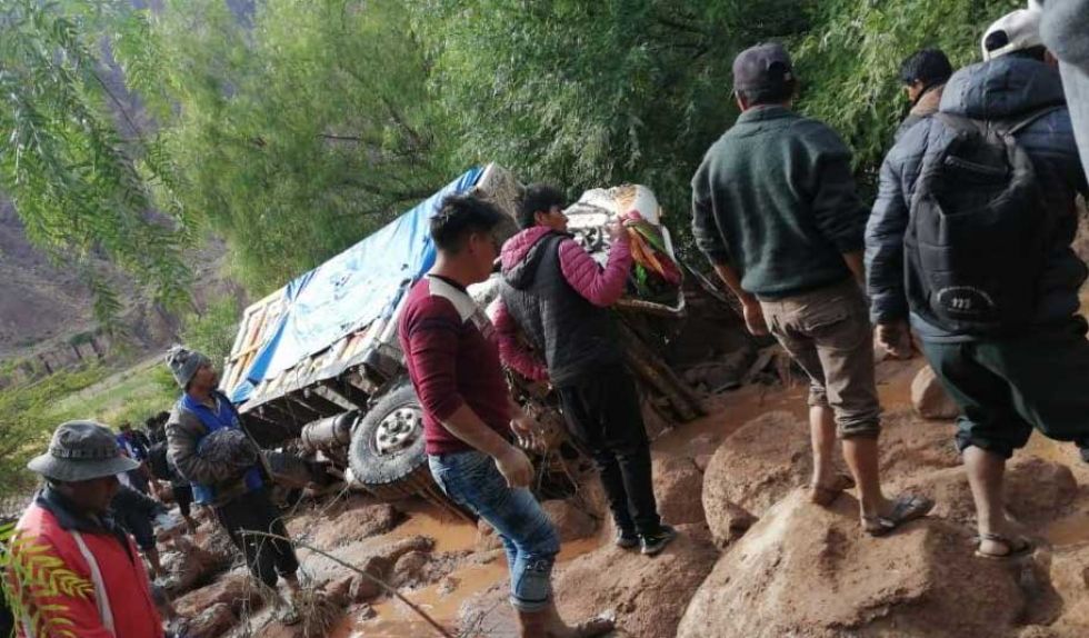 Camión con pasajeros y carga es arrastrado por la mazamorra en Luribay, hay tres fallecidos