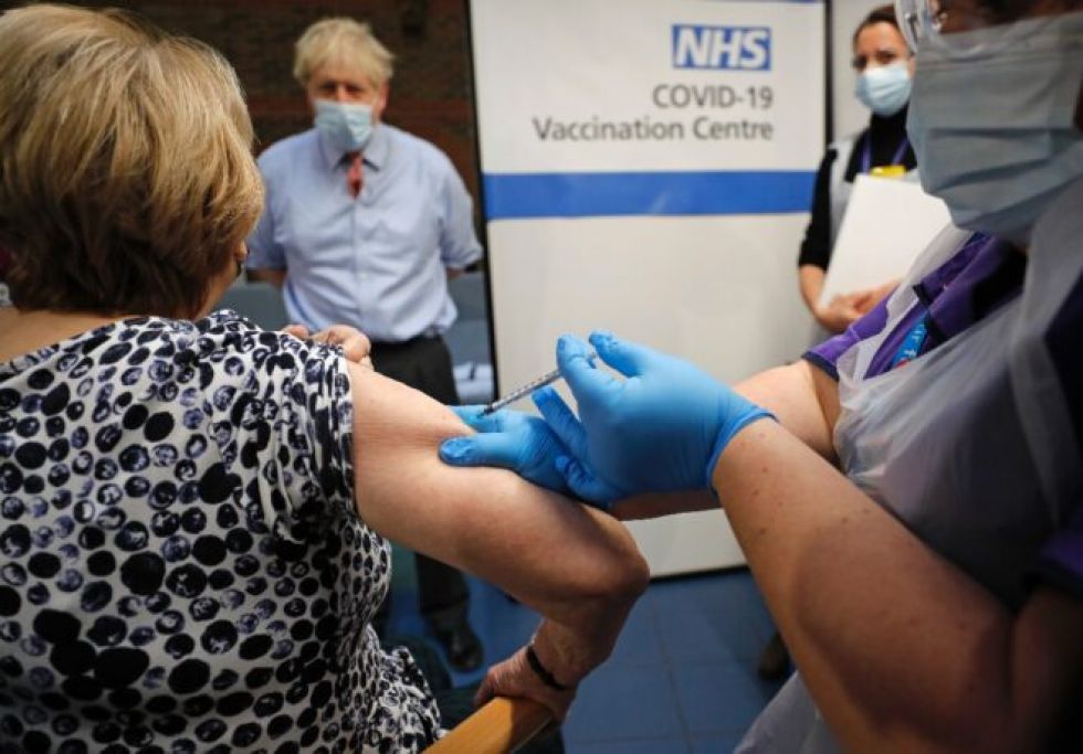 Británicos, los primeros europeos en vacunarse contra covid-19, que se agudiza en EEUU