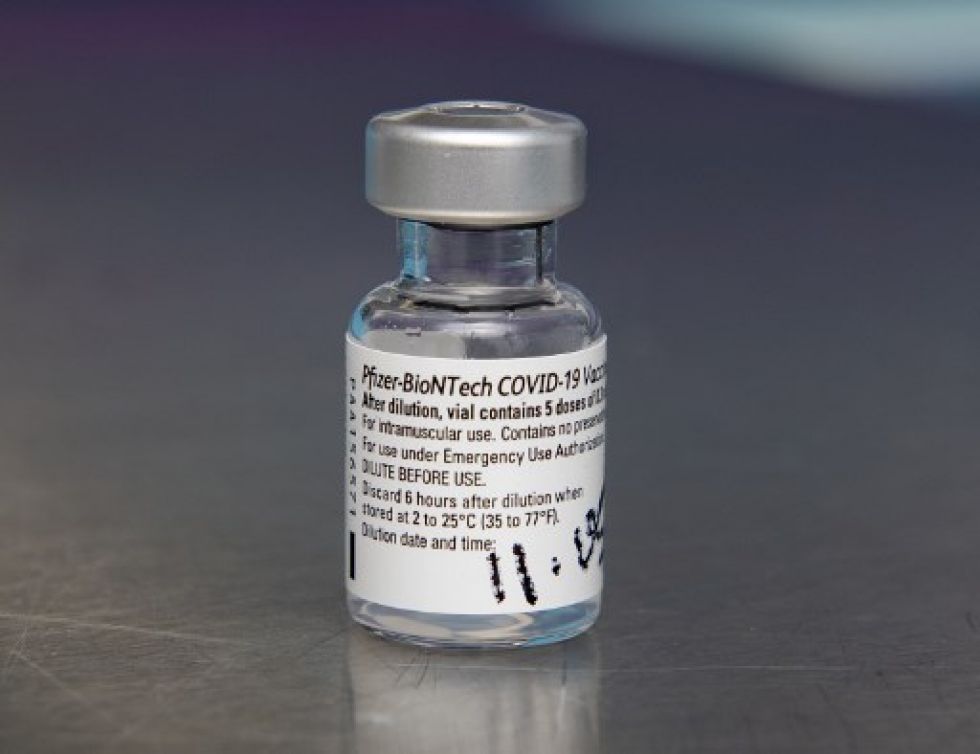 Vacuna de Pfizer tiene un "perfil de seguridad favorable", según ente regulador de EEUU