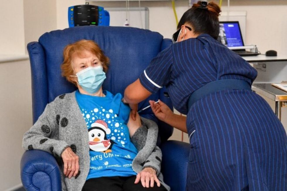 Una abuela británica, primera occidental vacunada contra el coronavirus