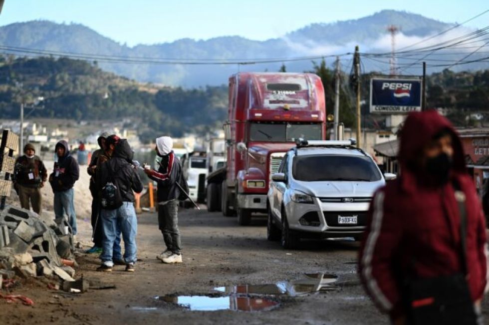 Indígenas cierran caminos en Guatemala para exigir renuncia del presidente