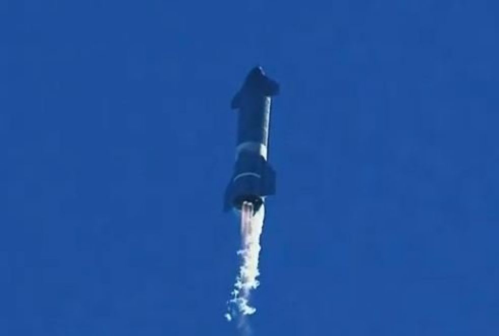 Prototipo de nave SpaceX estalla al aterrizar en prueba considerada exitosa