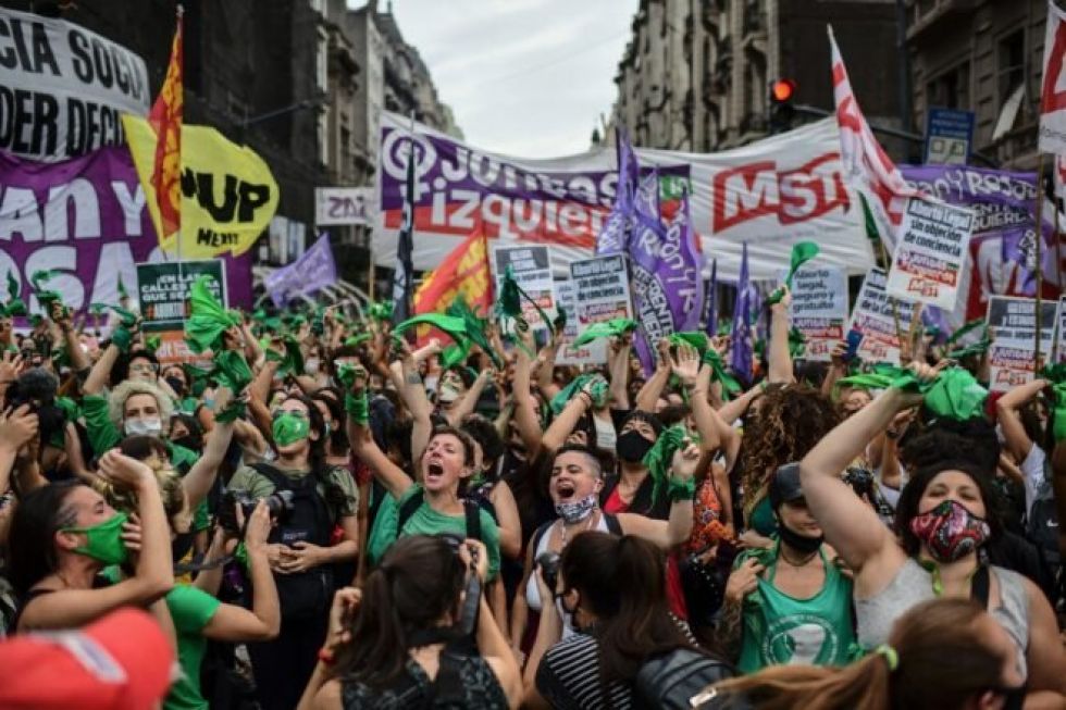 Diputados aprueban legalización del aborto en Argentina, que pasa al Senado