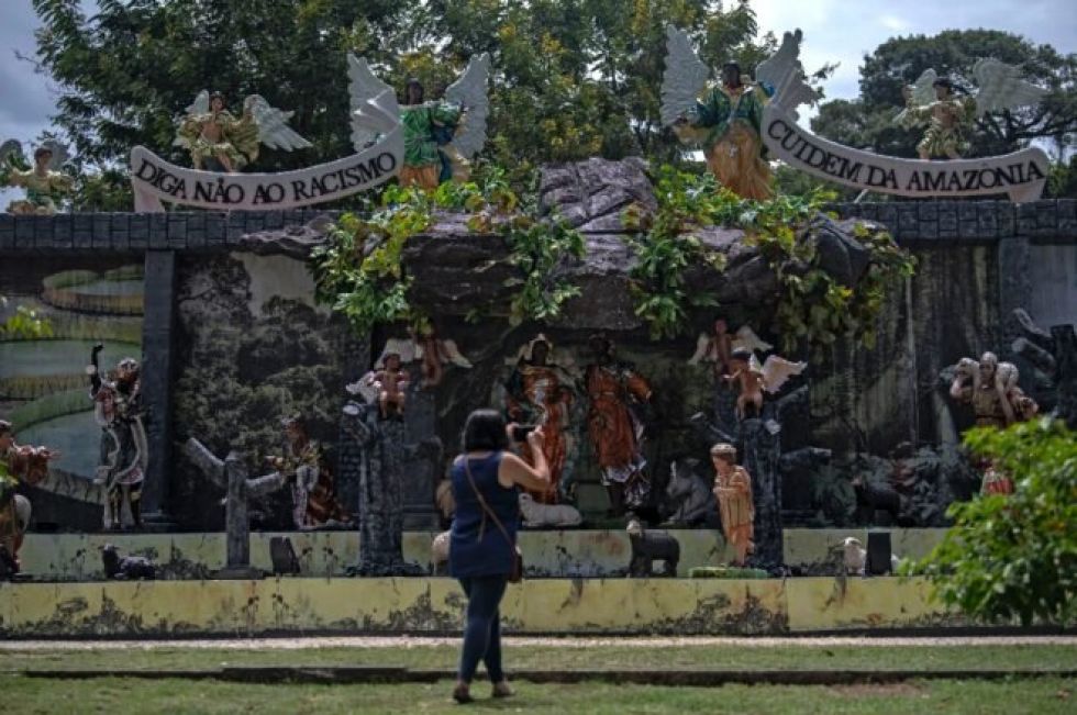 Pesebre brasileño muestra a niño Jesús negro en una Amazonía devastada
