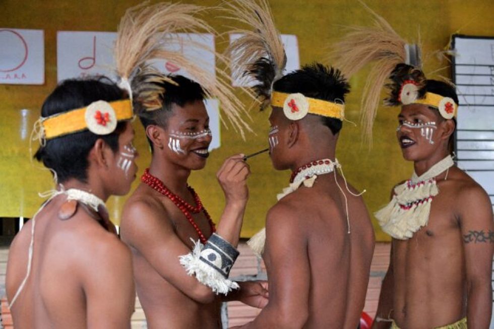 Salir del clóset en la selva : la comunidad del Amazonas que incluyó a los indígenas gais
