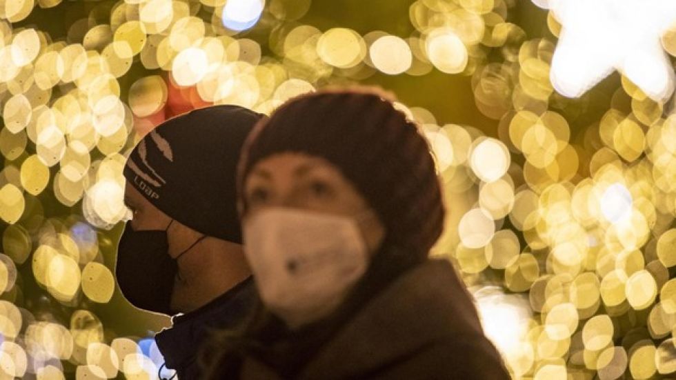 OMS pide usar mascarilla hasta en reuniones familiares de Navidad en Europa