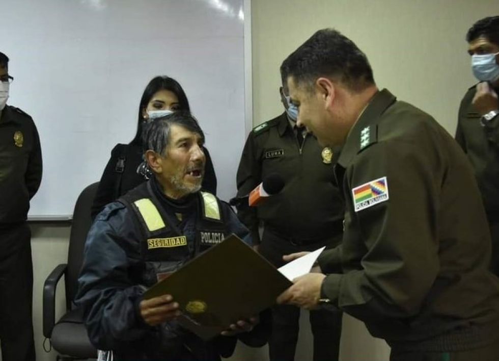 La Paz: Reconocen a un ciudadano de 74 años como policía honorario de Tránsito