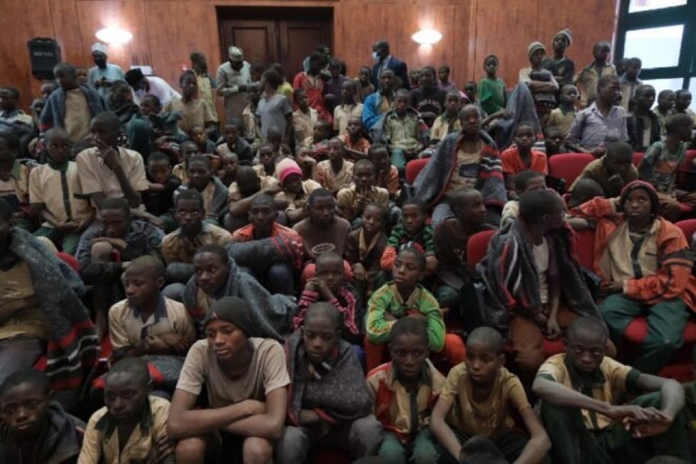 Los más de 300 estudiantes liberados en Nigeria se reúnen con sus padres