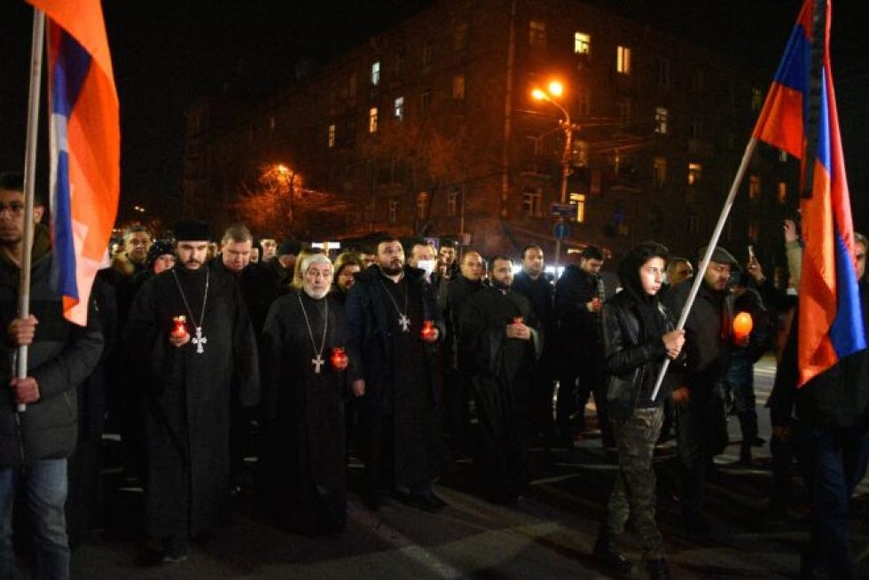 Miles de armenios rinden homenaje a las víctimas del conflicto de Karabaj