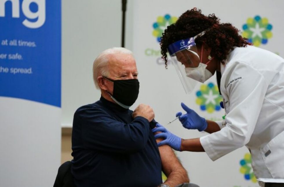 Joe Biden recibe vacuna contra covid-19 ante la televisión de EEUU