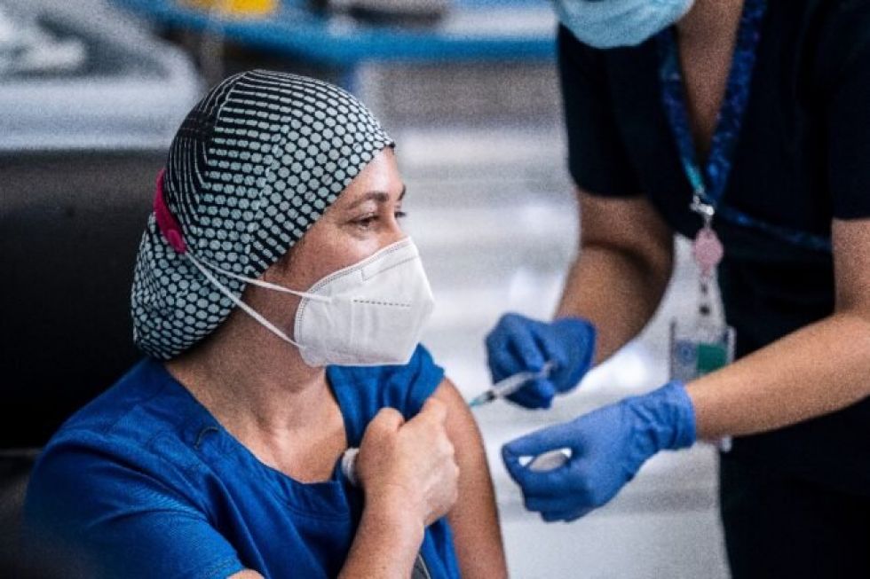 Chile inicia vacunación contra el coronavirus con su personal médico