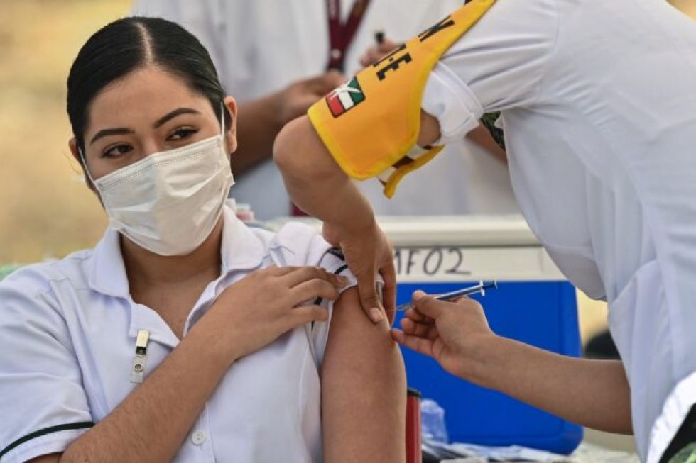 Médicos y enfermeros vacunados en México dicen recibir inyección de traquilidad y ánimo