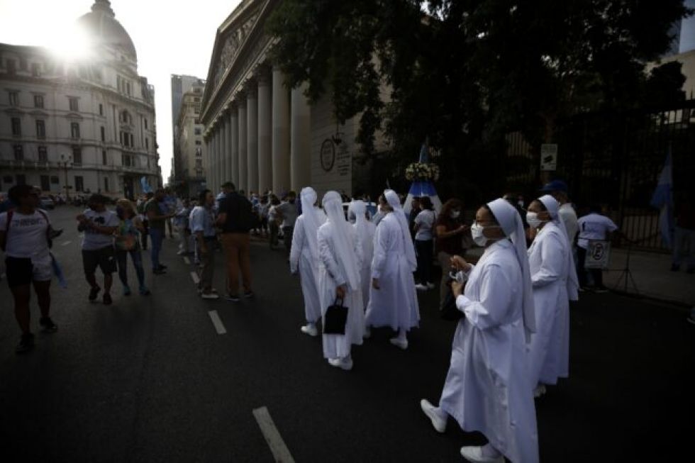 El Senado de Argentina vota ley de aborto con fuerzas empatadas