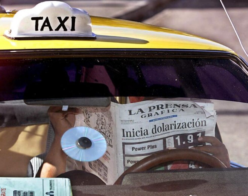 El Salvador cumple 20 años de dolarización con débil impulso económico