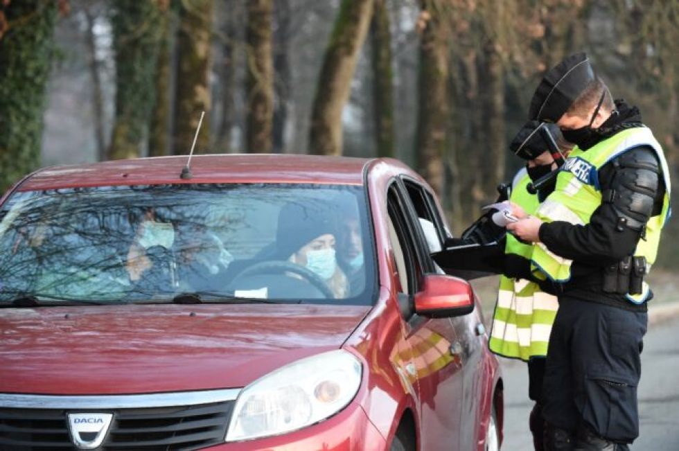 Cortan la música y se acaba la megafiesta ilegal en plena pandemia en Francia