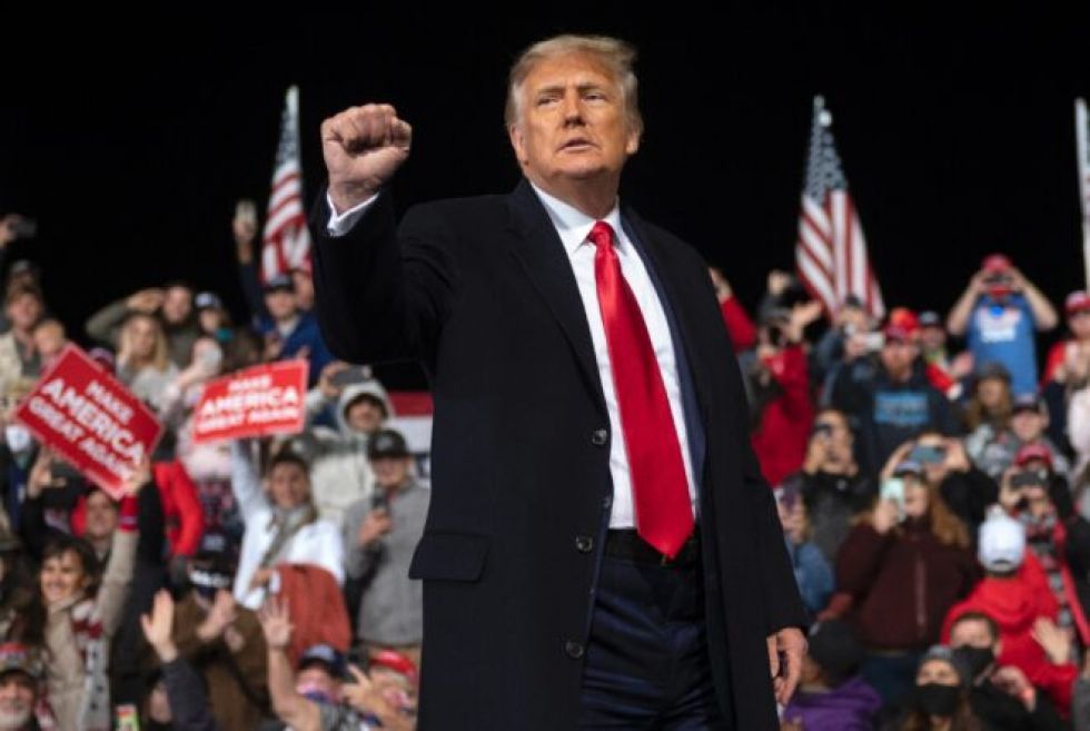 Miembros del gabinete de Trump discuten la destitución del mandatario, según medios