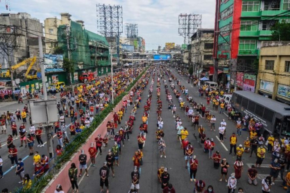 Cientos de miles de fieles se congregan en Filipinas ante estatua del Nazareno Negro