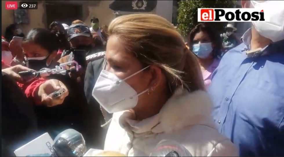 Añez ve “descontrol total de la pandemia” y Murillo afirma que Arce no gobierna