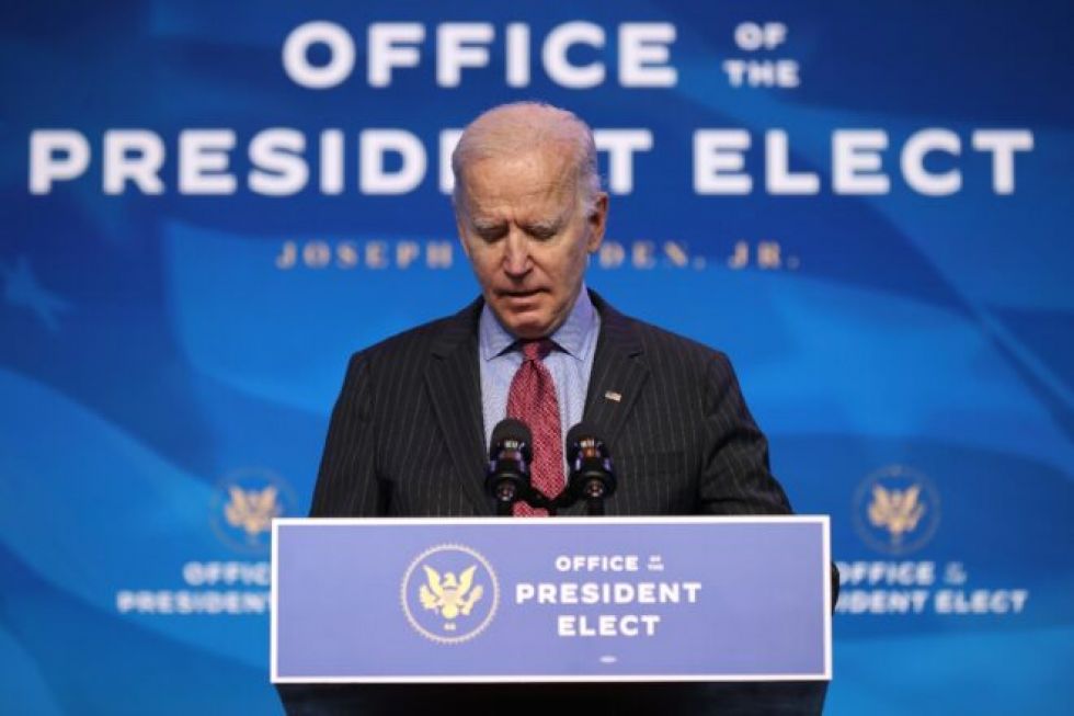 Biden denuncia como una “farsa” distribución de vacunas de covid-19 en EEUU