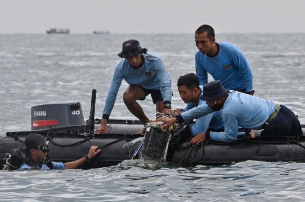 Hallan partes de cuerpos después de que desapareciera avión con 62 personas en Indonesia