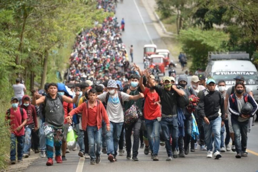 Caravana de migrantes rumbo a EEUU choca con nuevo cerco en Guatemala