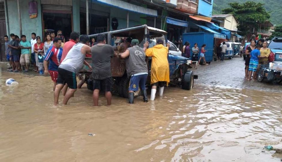 Guanay sufre inundación y pobladores alarmados evacúan enseres