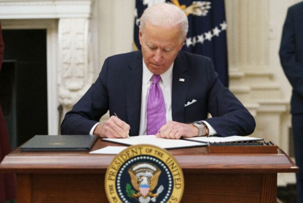 Biden toma el timón en lucha contra covid-19 y decreta cuarentena para viajeros