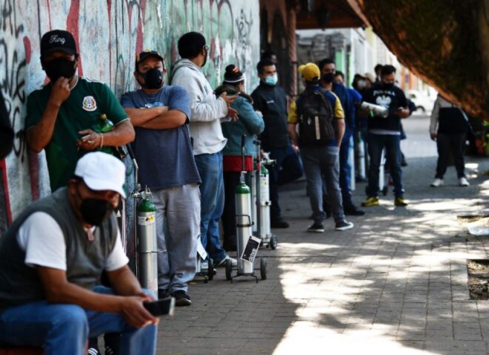 Ciudad de México : cinco horas de fila por una hora de oxígeno