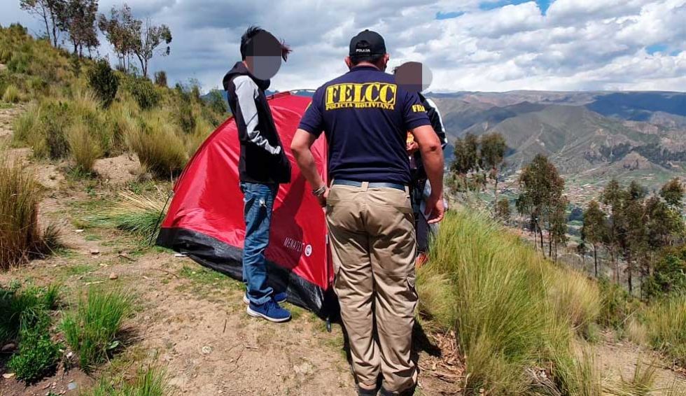 Una pareja de adolescentes se escapó de casa y se fue a vivir en un cerro en La Paz