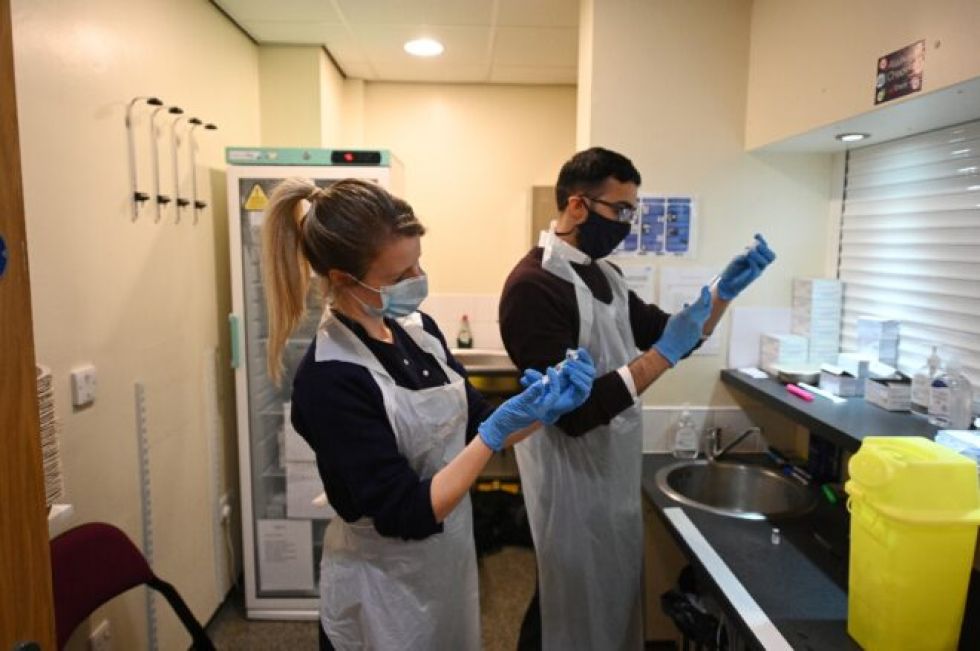 Europa autoriza vacuna de AstraZeneca mientras crecen presiones por las entregas