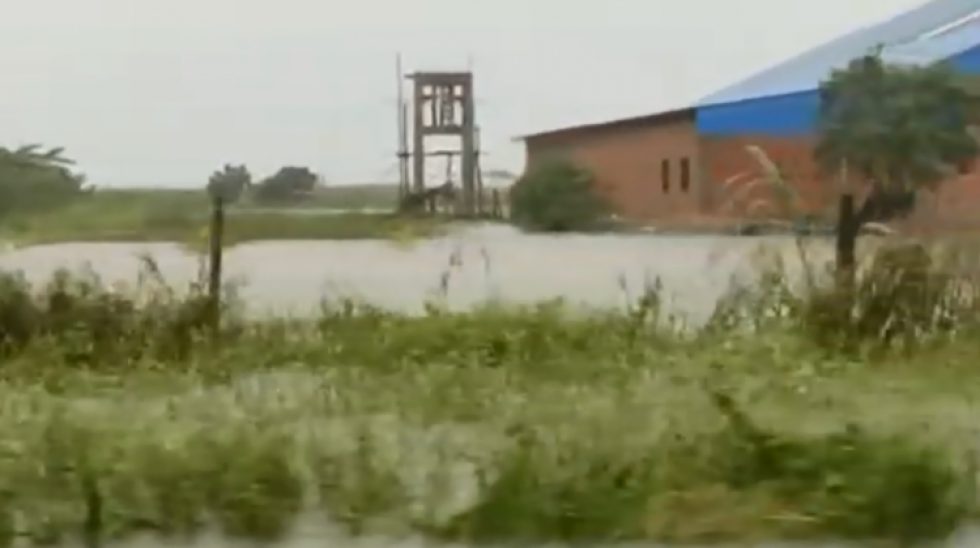 Evacuan en lanchas a familias atrapadas por las inundaciones en el Norte cruceño