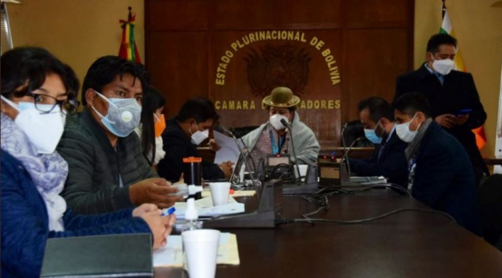 Médicos denuncian que ley de emergencia sanitaria incluye confidencialidad en contratos