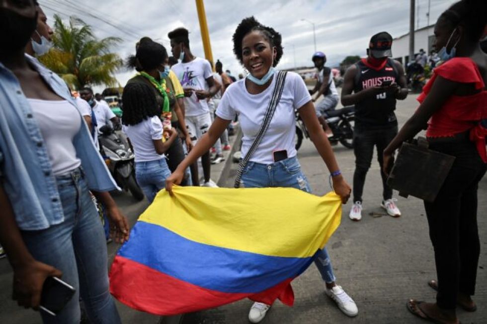 Cientos protestan contra la violencia en principal puerto colombiano del Pacífico