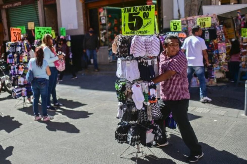 La necesidad empuja a los mexicanos a la calle, pese a mortal rebrote de covid-19