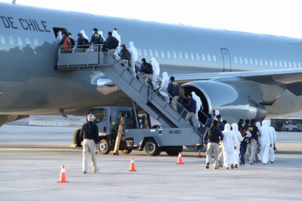 Más de 100 inmigrantes irregulares son expulsados de Chile por tierra y aire