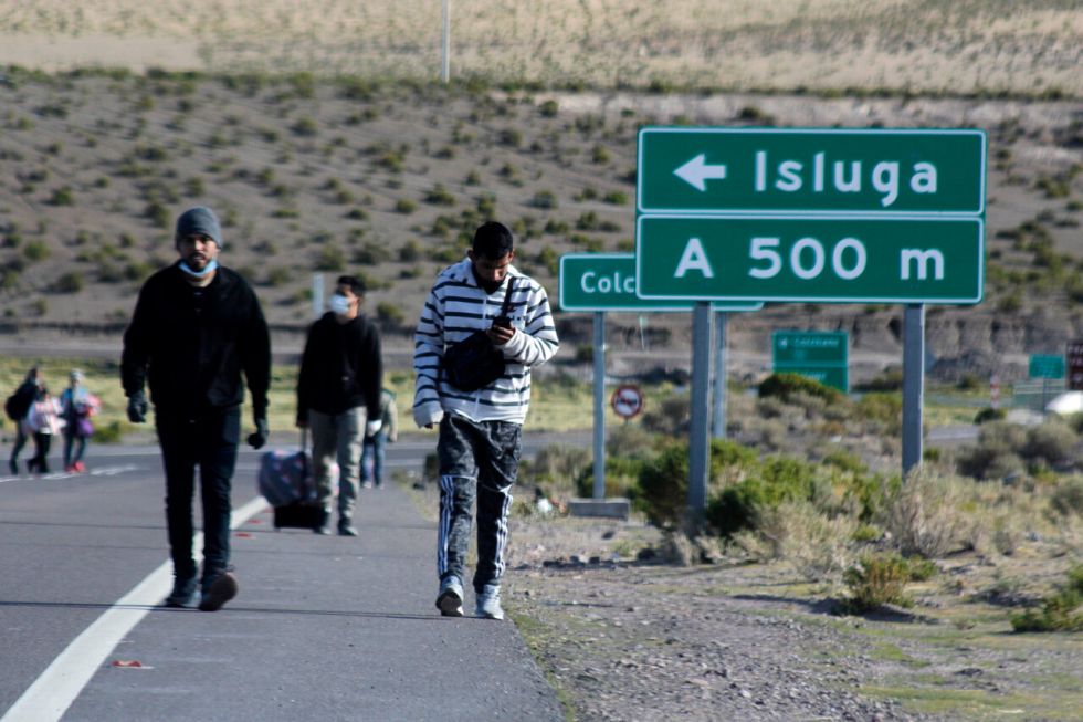 Chile expulsa a 100 migrantes irregulares que ingresaron por la frontera con Bolivia