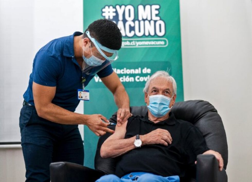 Piñera se vacuna este viernes contra coronavirus y Chile supera los 1,5 millones vacunados