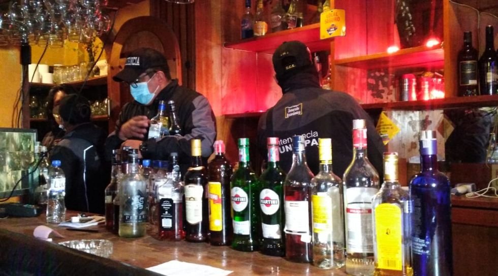 Alcaldía de La Paz decomisa casi un millar de bebidas alcohólicas en controles por Carnaval