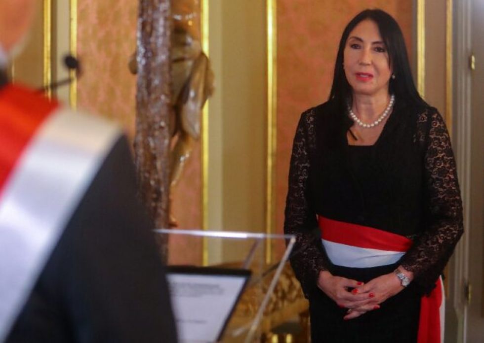 Segunda ministra cae en Perú por escándalo de vacunación a autoridades