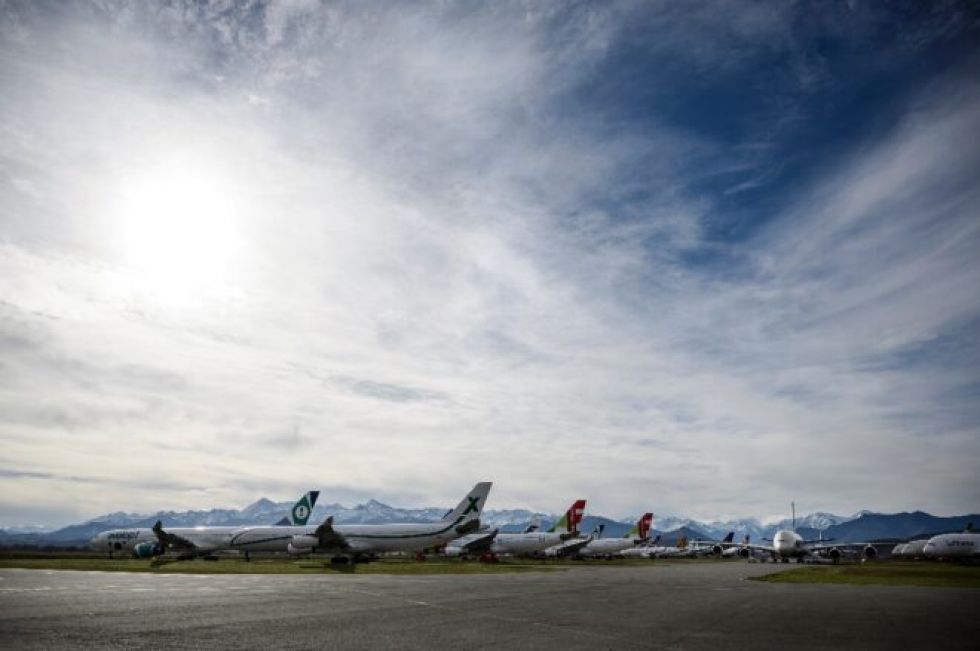 Al pie de los Pirineos, aviones de todo el mundo aguardan poder volver a volar