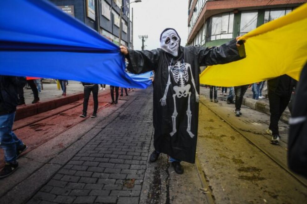 Cientos de comerciantes protestan en Bogotá contra las restricciones por la pandemia