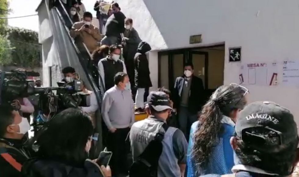 Ausencia de jurados marca las primeras horas de votación en Bolivia