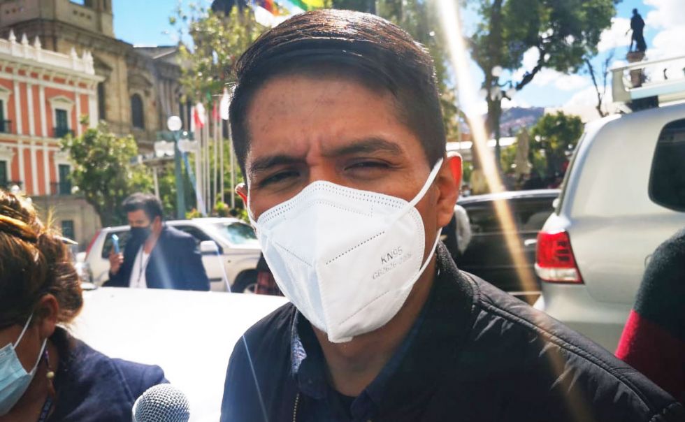 Presidente del Senado ve ‘ineficiencia total’ de la justicia por permitir la salida del general Orellana