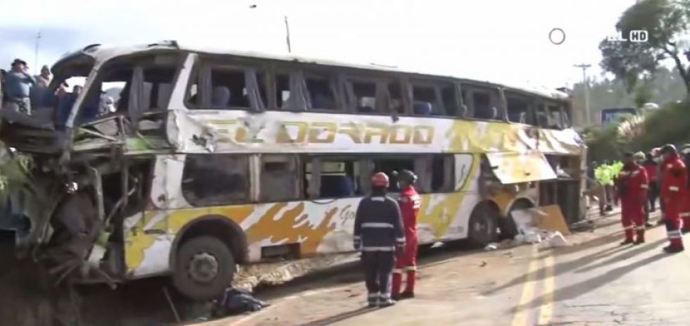 Accidente de bus deja al menos dos muertos y varios heridos en Cochabamba